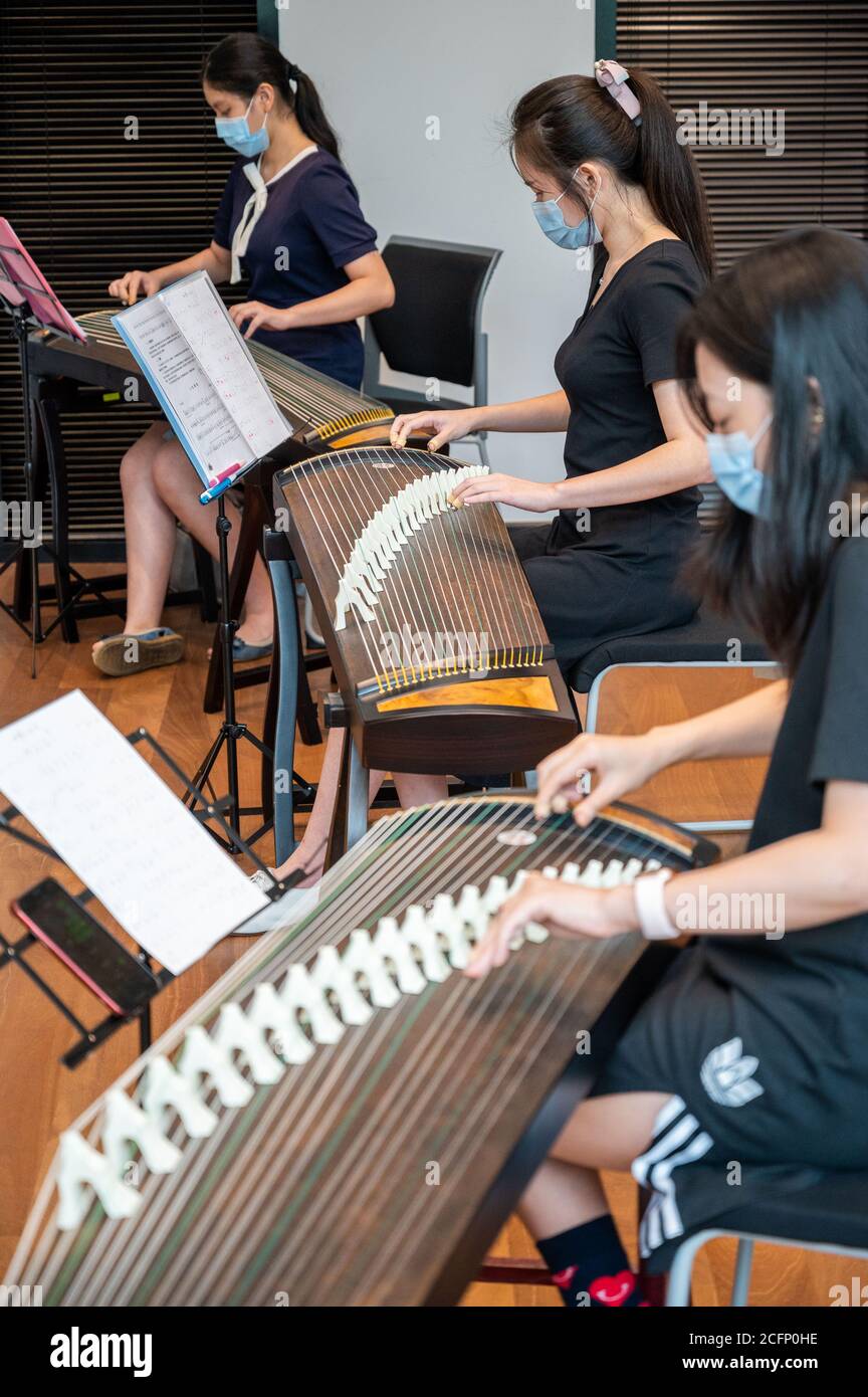 Kuala Lumpur, Malaysia. September 2020. Im China Cultural Center in Kuala Lumpur, Malaysia, 6. September 2020, lernen die Menschen, chinesische Zither zu spielen. Das chinesische Kulturzentrum in Kuala Lumpur veranstaltete vor kurzem kulturelle Veranstaltungen, um das bevorstehende Herbstfest unter strengen Maßnahmen zur Vorbeugung und Bekämpfung von Epidemien zu begrüßen. Quelle: Zhu Wei/Xinhua/Alamy Live News Stockfoto