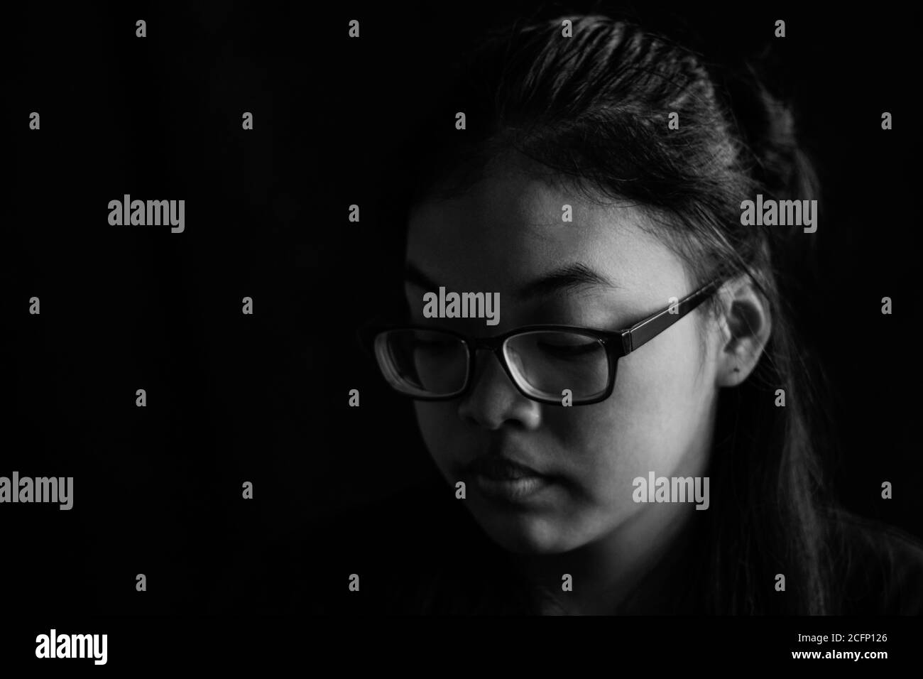 Asiatische Mädchen mit schwarz und weiß Bild des Hintergrundes. Stockfoto