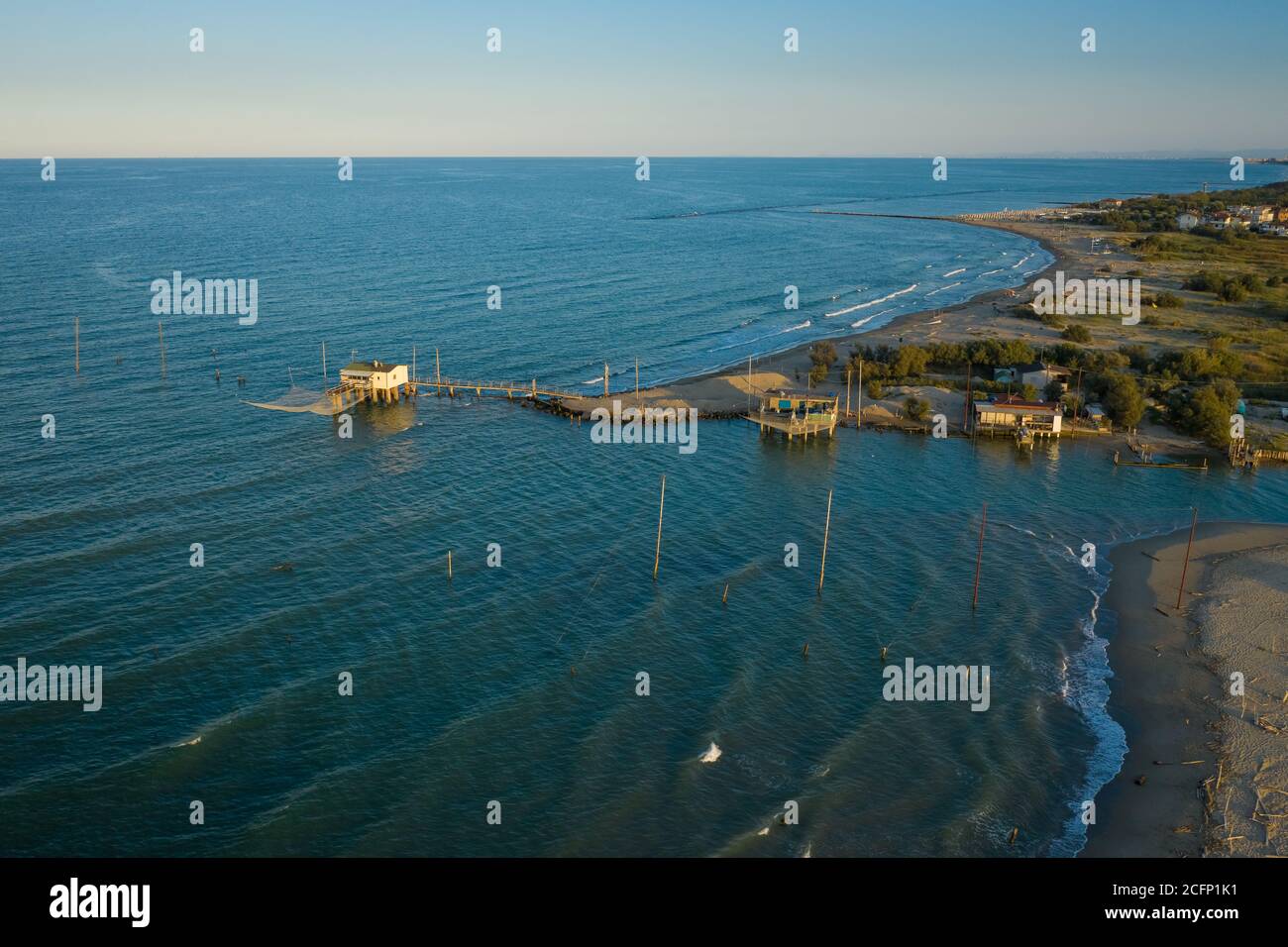 Schöne Landschaften der Täler bei Ravenna (Fiumi Uniti) Wo der Fluss in das Meer mit dem typischen fließt Fischerhütten bei Sonnenuntergang Stockfoto