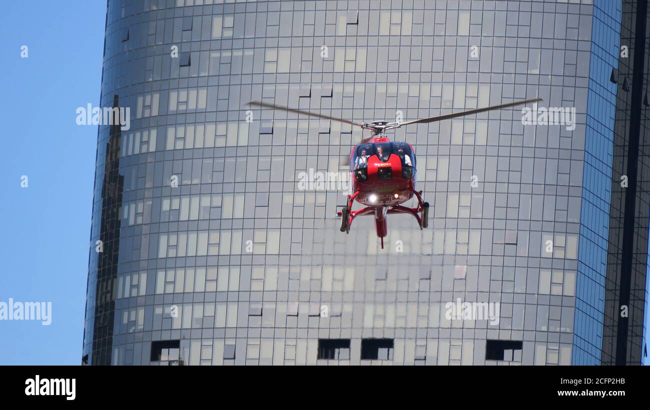Melbourne Australien. Szenen des täglichen Lebens in Melbourne Australien. Ein Hubschrauber fliegt an einem Wohngebäude in Melbourne vorbei. Stockfoto