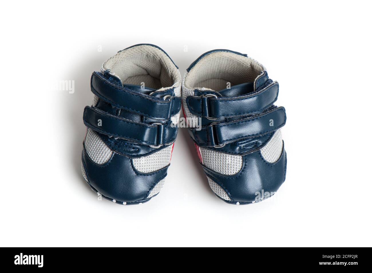 Nahaufnahme kleine blaue Schuhe für Baby auf weißem Hintergrund Stockfoto