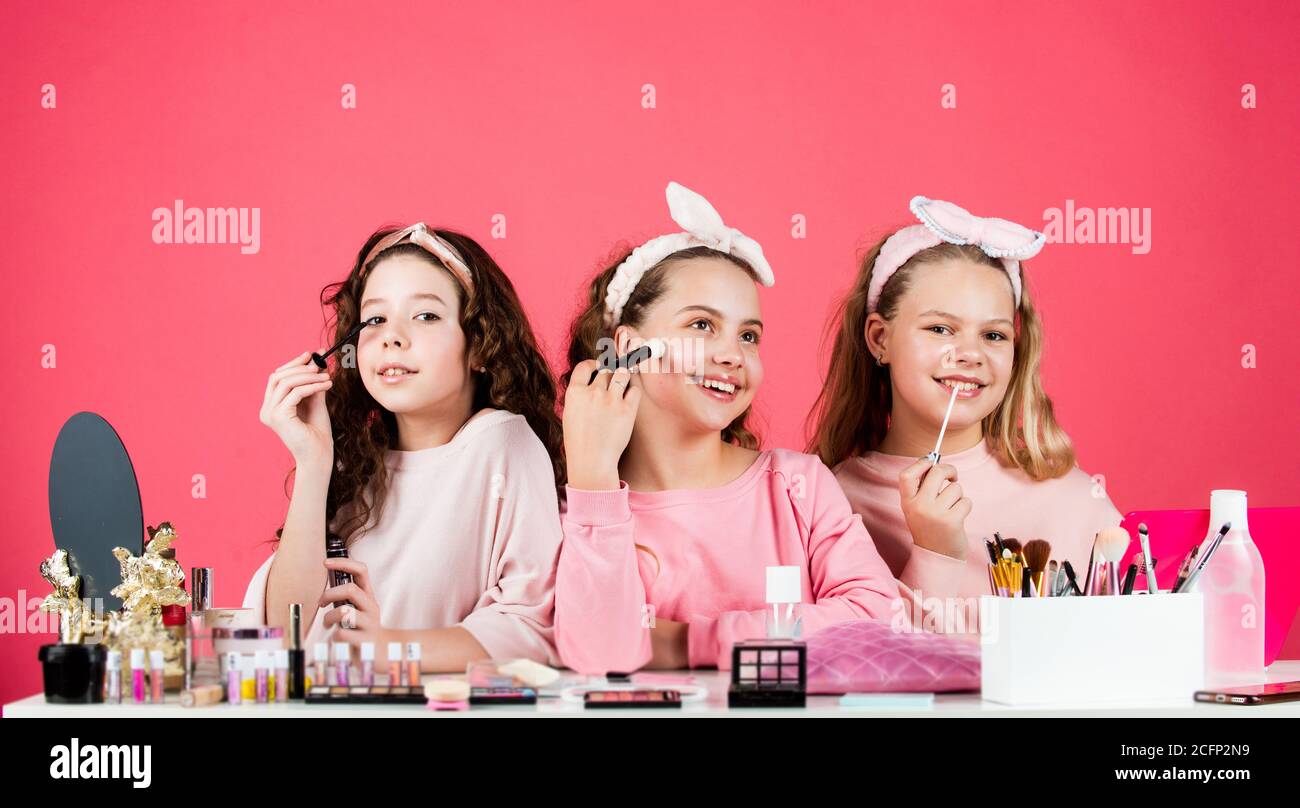 Schönheitsroutine. Kinder Make-up. Schönheit und Mode. Hobby und Spaß.  Glücklich Mädchen tun Make-up. Nette Schwestern spielen mit Kosmetik.  Kosmetik für Kinder. Schönheitssalon. Schwesternschaft Glück. Hautpflege  Stockfotografie - Alamy