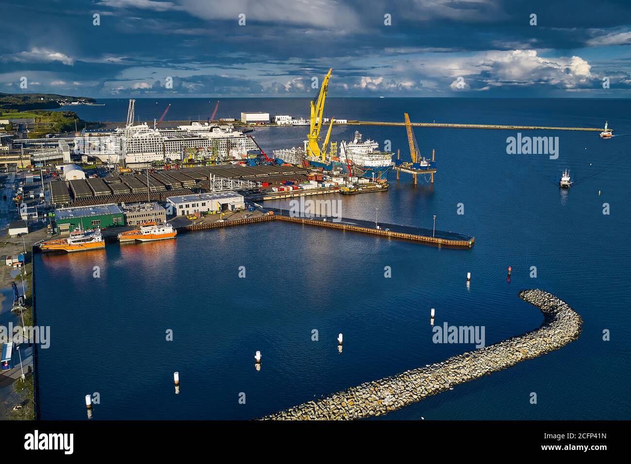 Sassnitz-Mukran, MV / Deutschland - 09-06-2020: Russisches Legeschiff 'Akademik Tscherski' Vorbereitung für Nordstream Projekt im Hafen von Sassnitz/Mukran Stockfoto