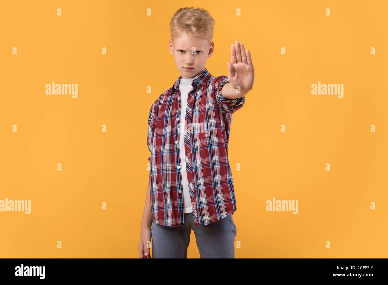 Serious Kerl zeigt Stop-Schild mit der Hand Stockfoto