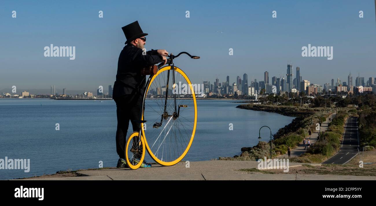 Melbourne Australien. Szenen des täglichen Lebens in Melbourne Australien. Radfahren auf einem Penny Farthing Fahrrad in Melbourne . Stockfoto