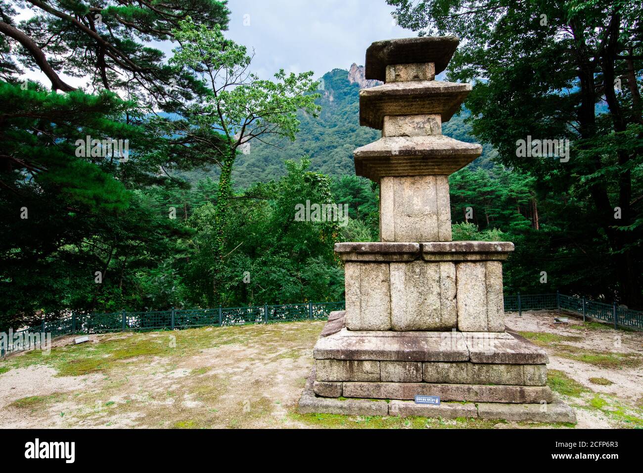 Steinskulptur einer traditionellen koreanischen Pagode vom Eingang des Seoraksan Nationalparks in Sokcho. Stockfoto Steinskulptur einer traditionellen koreanischen Pagode vom Eingang des Seoraksan Nationalparks in Sokcho. Stockfoto