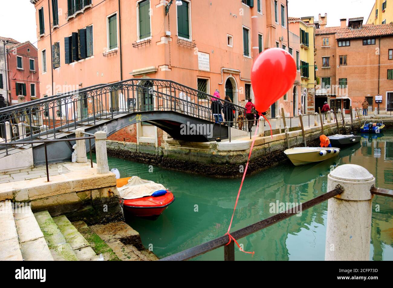 VENEDIG, ITALIEN - 14. FEBRUAR 2015: Ballon verloren bei der Karnevalsparty an der Kanalgeländer befestigt. Der Karneval in Venedig ist ein jährliches Ereignis. Stockfoto