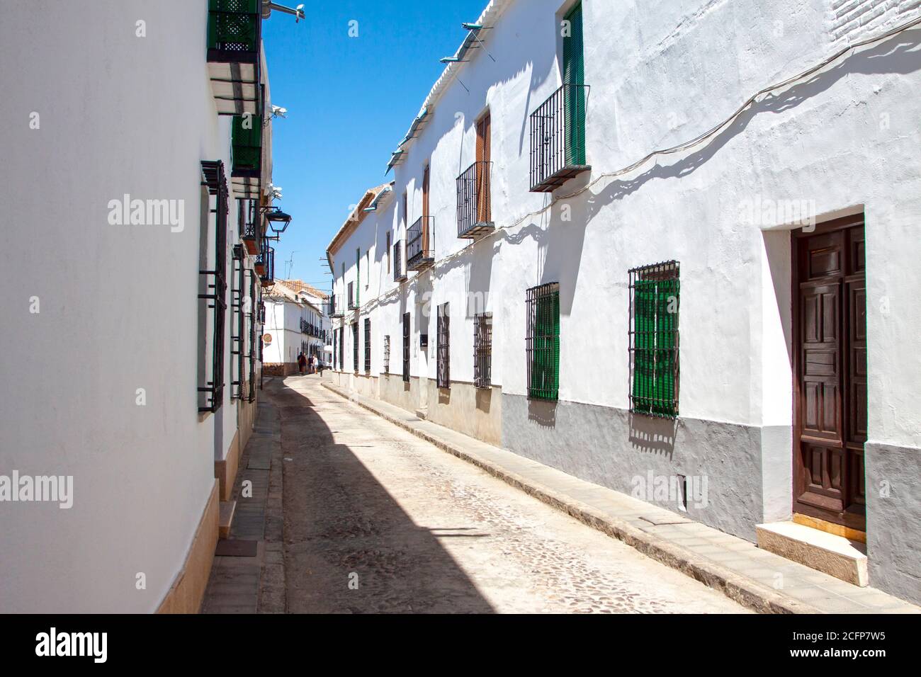 Alte weiße Häuser mit Balkonen in einer Straße von Almagro, Spanien, Provinz Ciudad Real Stockfoto