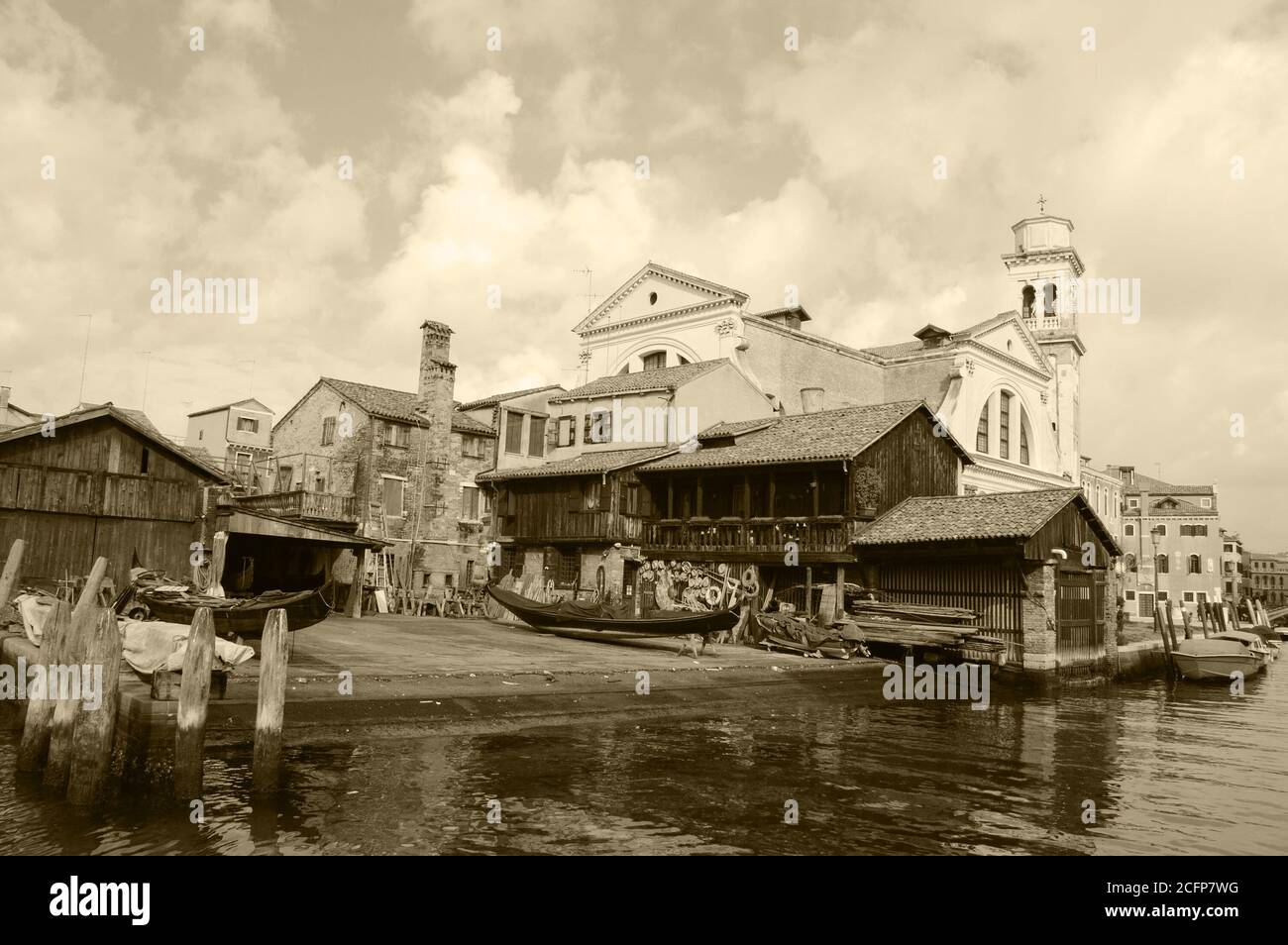 Gondelbau- und -Reparaturwerkstatt. Der Alltag in Venedig, Italien. Sepia historisches Foto. Stockfoto