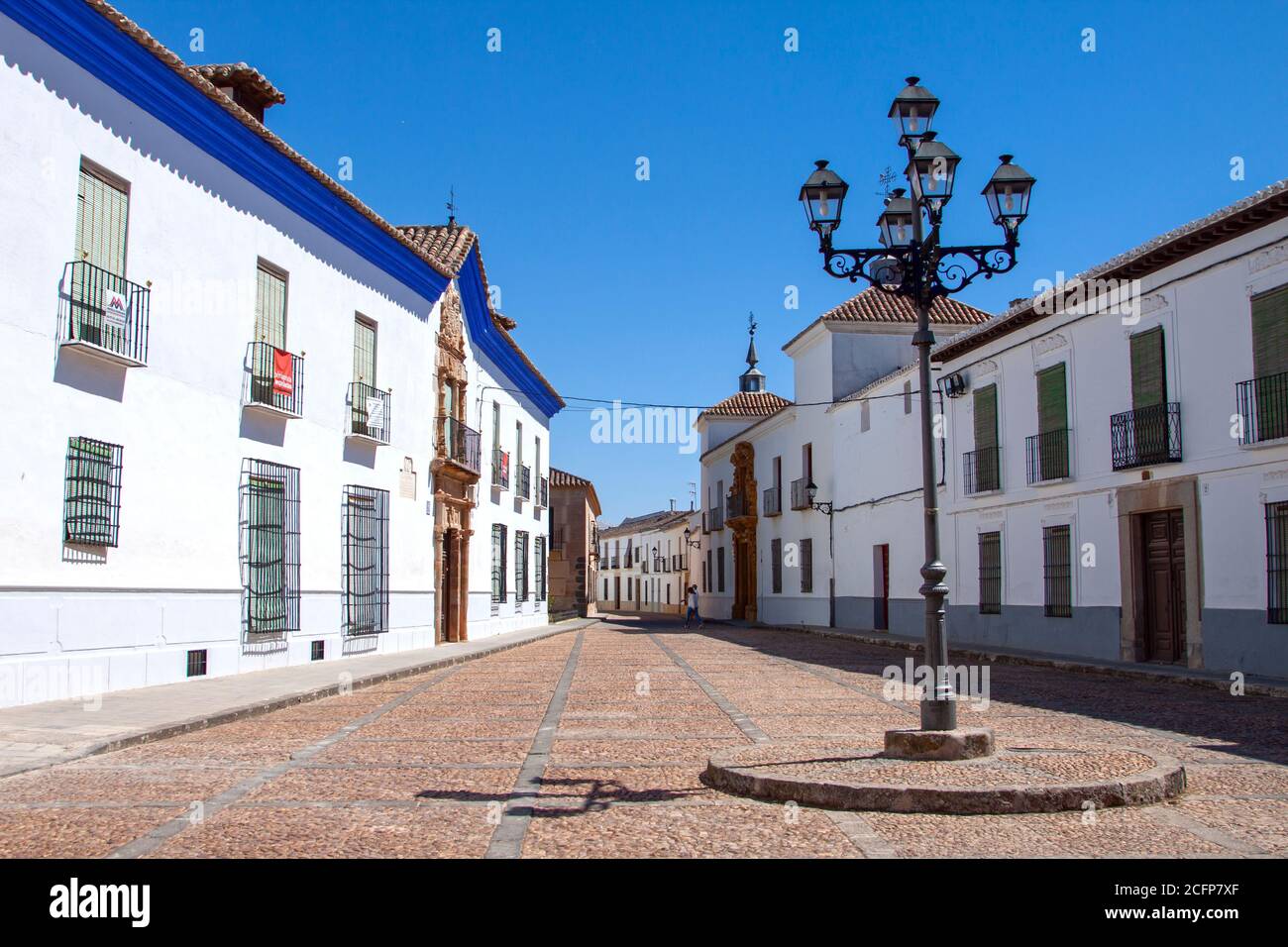 Almagro, Ciudad Real (Spanien). 2020., september. Santo Domingo Platz (Plaza de Santo Domingo) mit alten und historischen Palästen im Dorf Almagro, Stockfoto