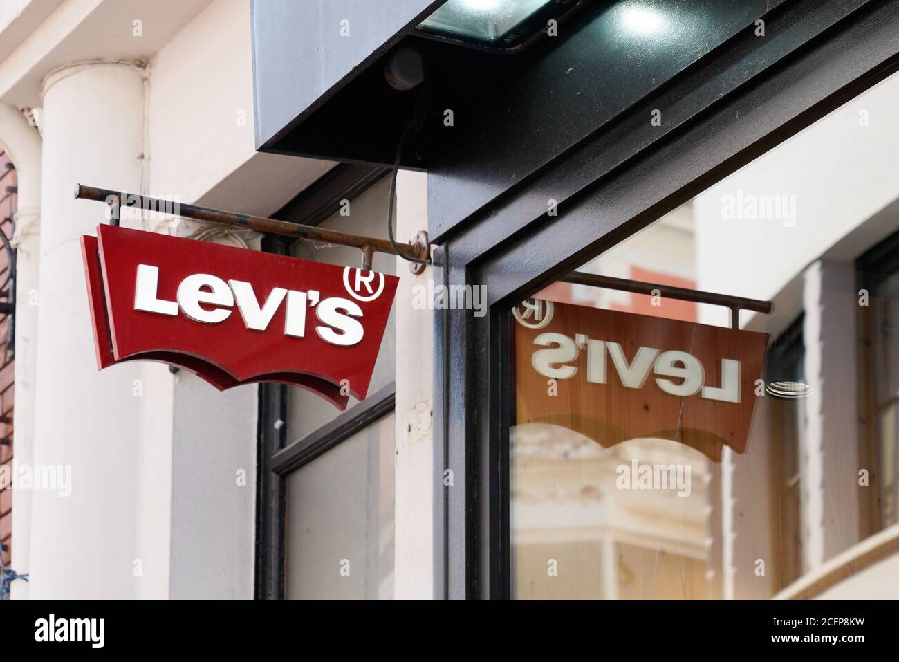 Bordeaux , Aquitaine / Frankreich - 09 01 2020 : Levi's Logo rot Zeichen  und Text Vorderseite Jeans levis Laden von Kleidung Mode levi strauss  Einzelhandel mit Stockfotografie - Alamy