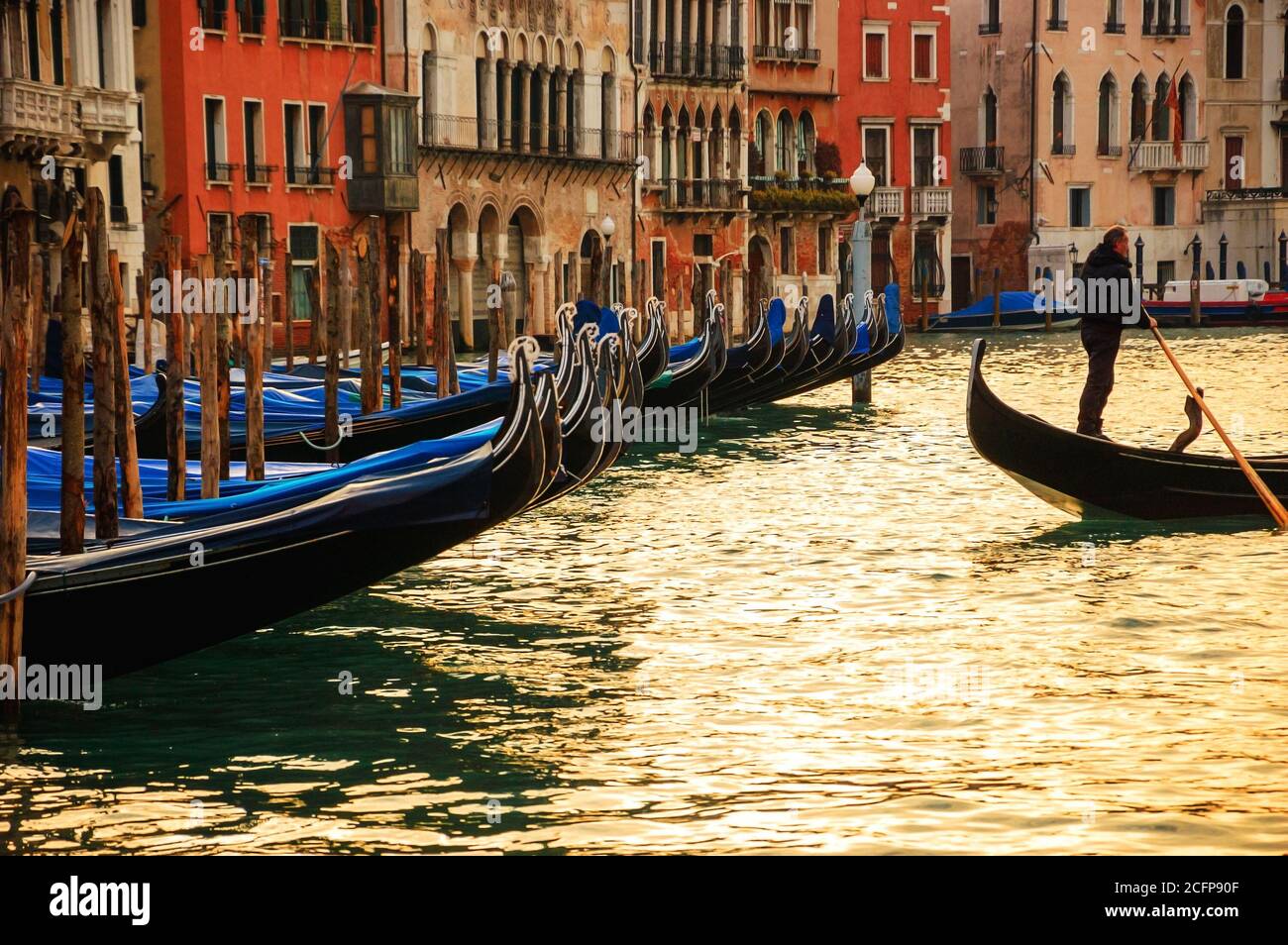 Venedig (Italien). Gondel mit unerkennbarem Gondolier, der vom Pier abfährt. Schwarz und Weiß. Stockfoto