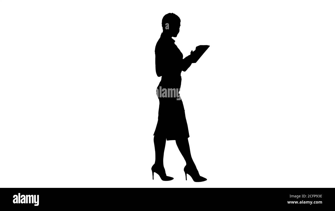 Silhouette Geschäftsfrau mit elektronischen Tab zu Fuß. Stockfoto