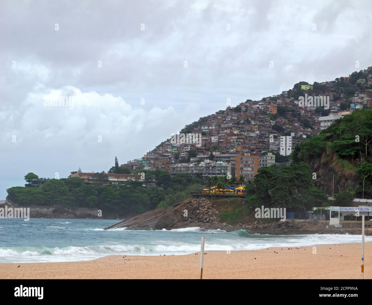 Rio de Janeiro, Brasilien - April 2012: Die Favelas Vidigal vom Strand von Ipanema aus gesehen Stockfoto