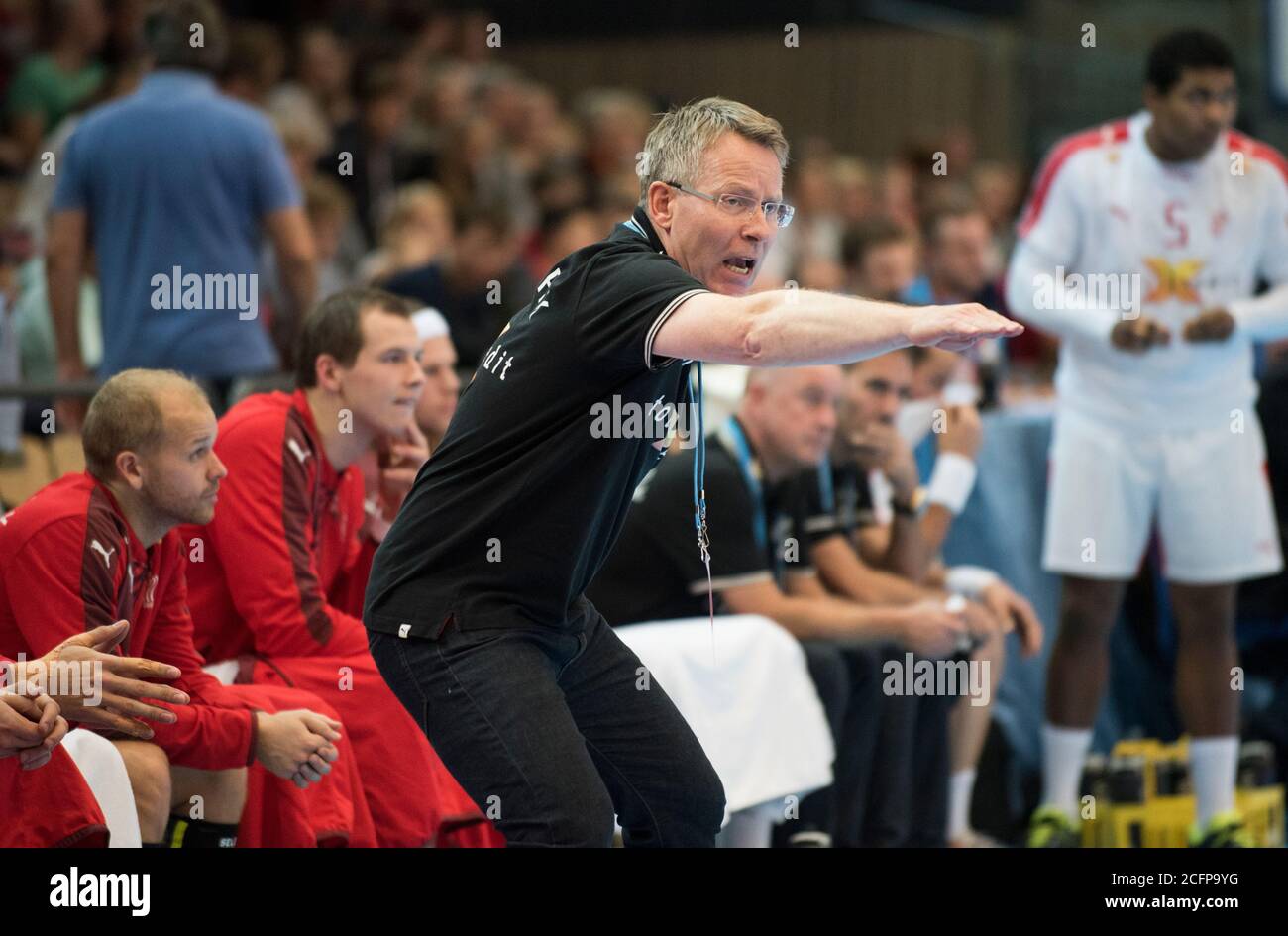 Dänemarks Cheftrainer Gudmundur Gudmundsson am Seitenantritt beim Männer-Handballspiel zwischen Norwegen und Island beim Golden League Turnier in Oslo (Gonzales Photo/Jan-Erik Eriksen). Oslo, 08. November 2015. Stockfoto