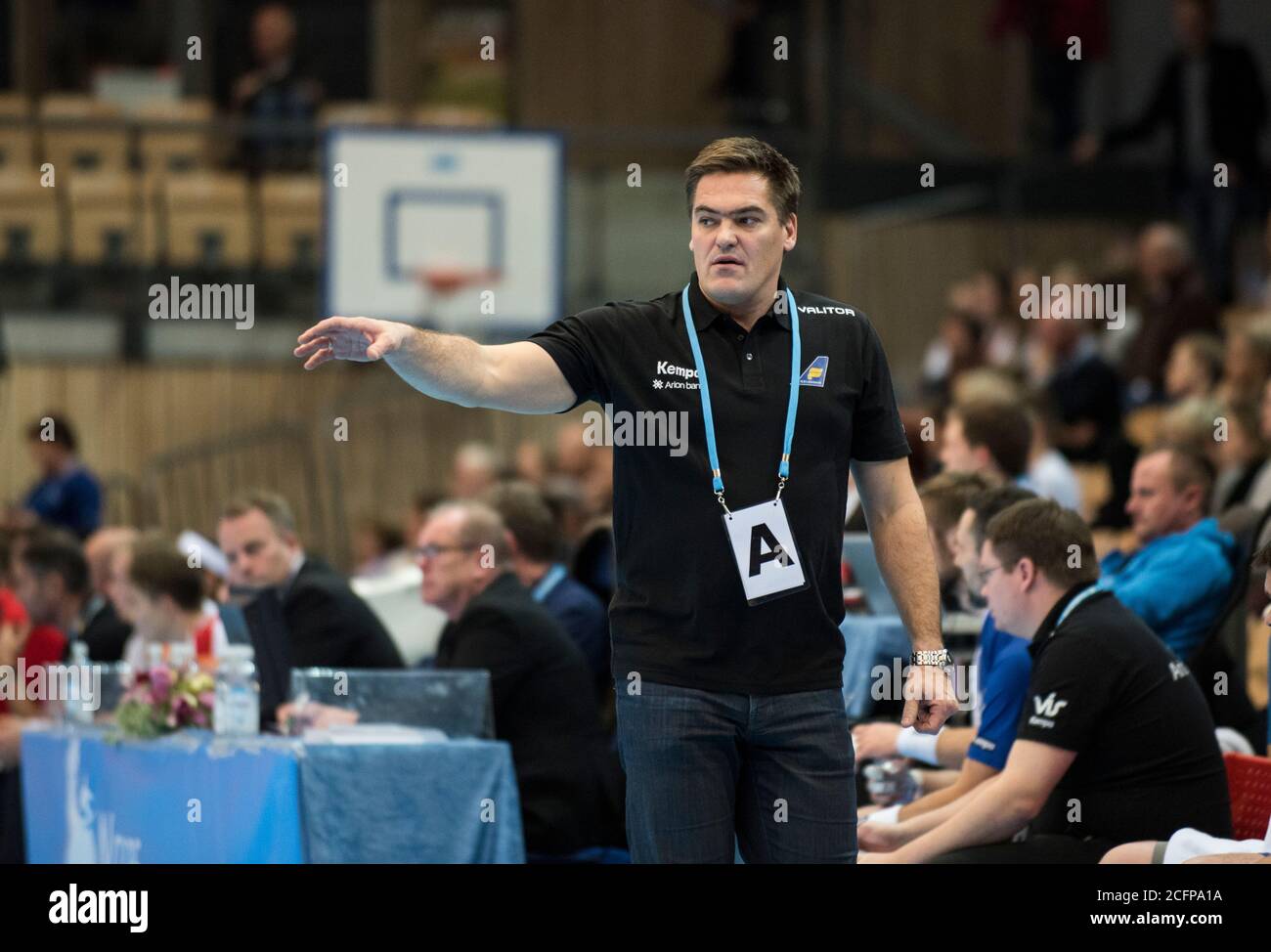 Icelanks Cheftrainer Aron Kristjansson am Rand des Männer-Handball-Spiels zwischen Dänemark und Island beim Golden League-Turnier in Oslo (Gonzales Photo/Jan-Erik Eriksen). Oslo, 08. November 2015. Stockfoto