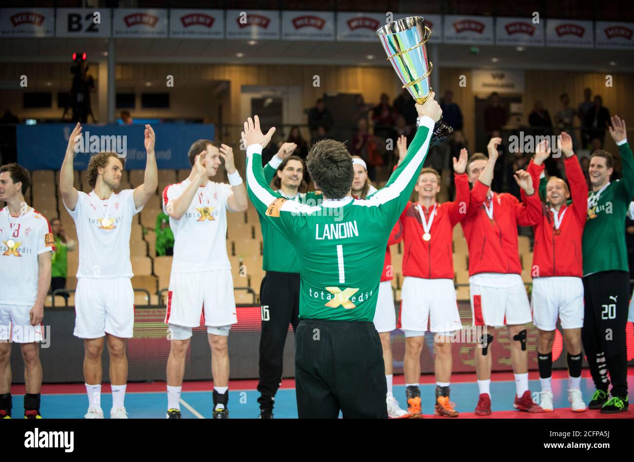 Der dänische Torhüter Niklas Landin gewinnt die Trophäe, nachdem Dänemark das Turnier der Goldenen Liga 2015 in Oslo gewonnen hat (Gonzales Photo/Jan-Erik Eriksen). Oslo, 08. November 2015. Stockfoto