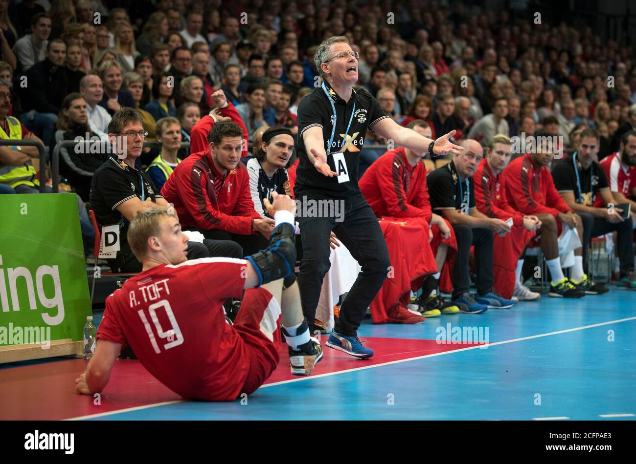 Dänemarks Cheftrainer Gudmundur Tordur Gudmundsson am Seitenantritt zu sehen, während Rene Toft (19) beim Turnier der Golden League in Oslo beim Männer-Handballspiel zwischen Norwegen und Island auf dem Boden rutscht (Gonzales Photo/Jan-Erik Eriksen). Oslo, 07. November 2015. Stockfoto