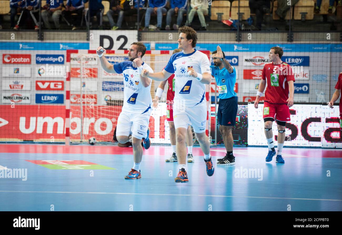 Der isländische Runar Karason (5) und Gudmundur Holmarsson (26) wurden beim Handballspiel der Männer zwischen Norwegen und Island beim Golden League Turnier in Oslo in Aktion gesehen (Gonzales Photo/Jan-Erik Eriksen). Oslo, den 05. November 2015. Stockfoto