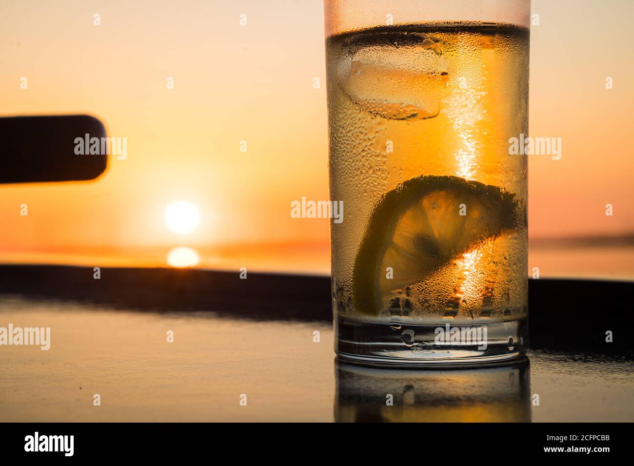 Frisch gekühlter Cocktail mit Eis und Wassertropfen, mit sommerlichen Feeling an Bord eines Partyschiffes Stockfoto