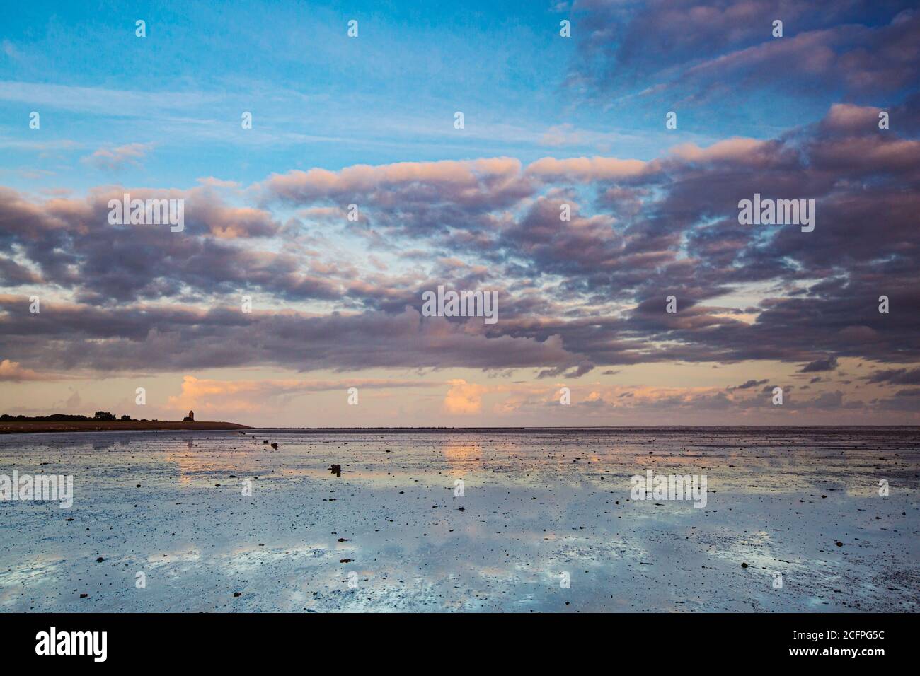 Wolkiger Himmel über dem Wattenmeer Wierumerwad, Niederlande, Friesland, Wierum Stockfoto