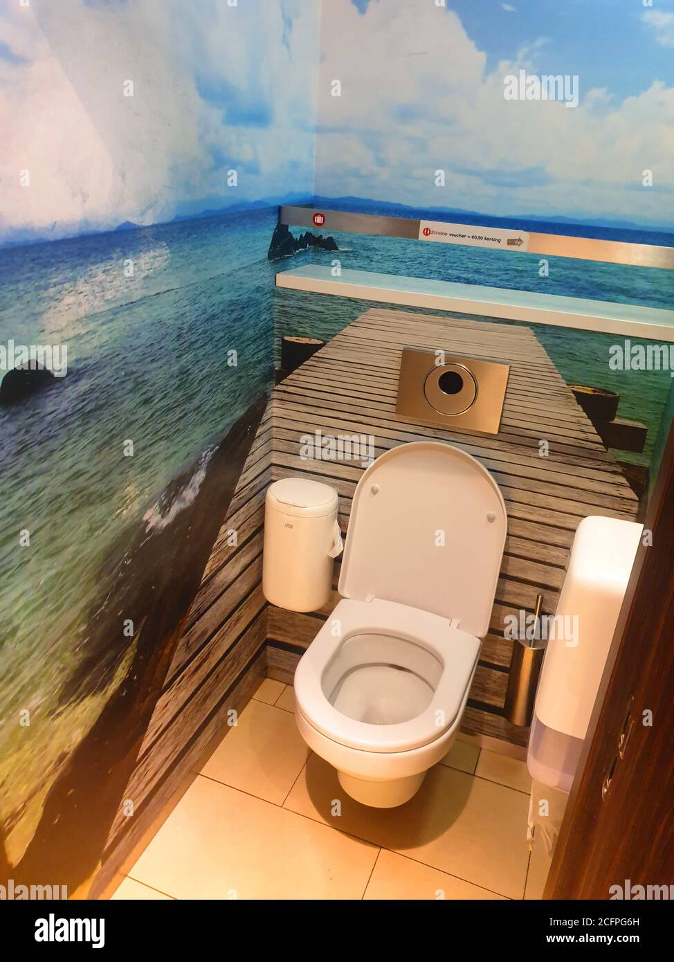 Öffentliche Toilette mit Meer Tapete, Niederlande Stockfoto