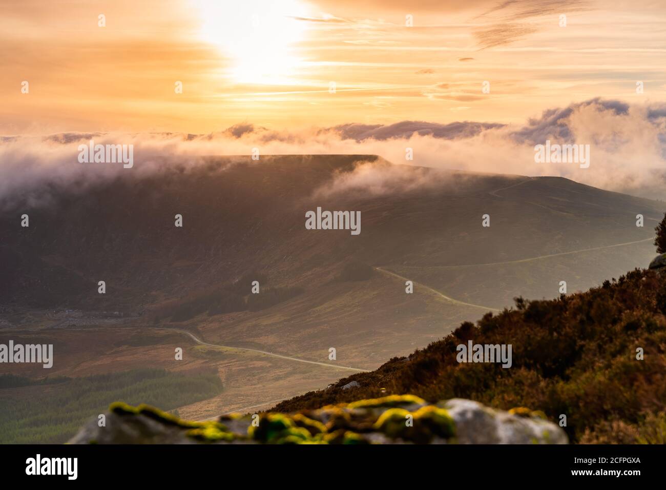 Wunderschöner, dramatischer Sonnenuntergang im Turlough Hill Power Station, Pumpspeicherkraftwerk für grüne Energie für die Region Wicklow, Irland Stockfoto