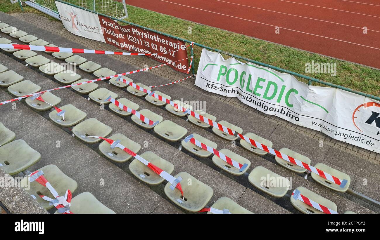 Personenbegrenzung auf einer Tribüne eines Fußballstadions, corona crisis 2020, Deutschland, Nordrhein-Westfalen Stockfoto