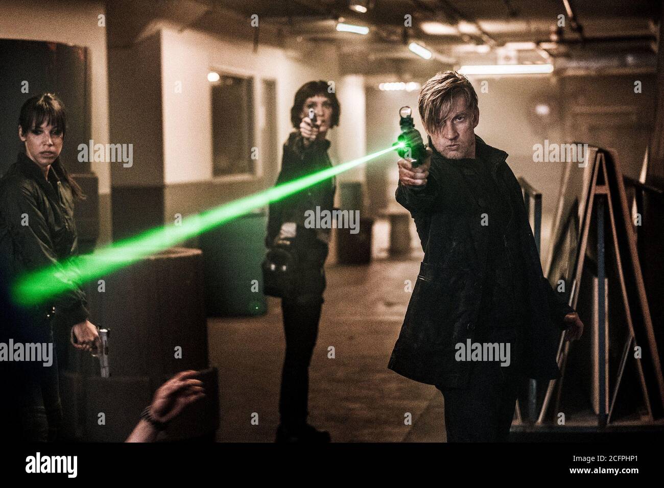 DAVID WENHAM, CAROLINE FORD und TESS HAUBRICH in NEKROTRONIC (2018), Regie KIAH ROACHE-TURNER. BILD: GUERILLA FILMS/HOPPSCOTCH FEATURES / PLATT, JOHN / ALBUM Stockfoto