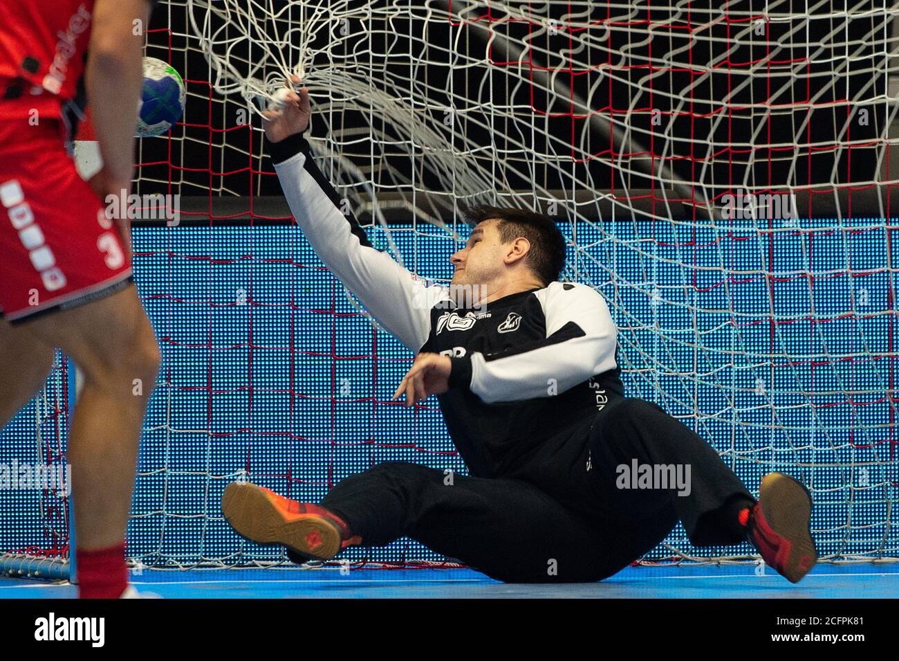 Kassel, Deutschland. September 2020. Handball: EHF European League, MT Melsungen - Bjerringbro-Silkeborg HB, Qualifikation, 1. Runde, Rückspiele in der Rothenbach Hall. Melsungen Torhüter Nebojsa Simic kann den Ball nicht halten. Quelle: Swen Pförtner/dpa/Alamy Live News Stockfoto