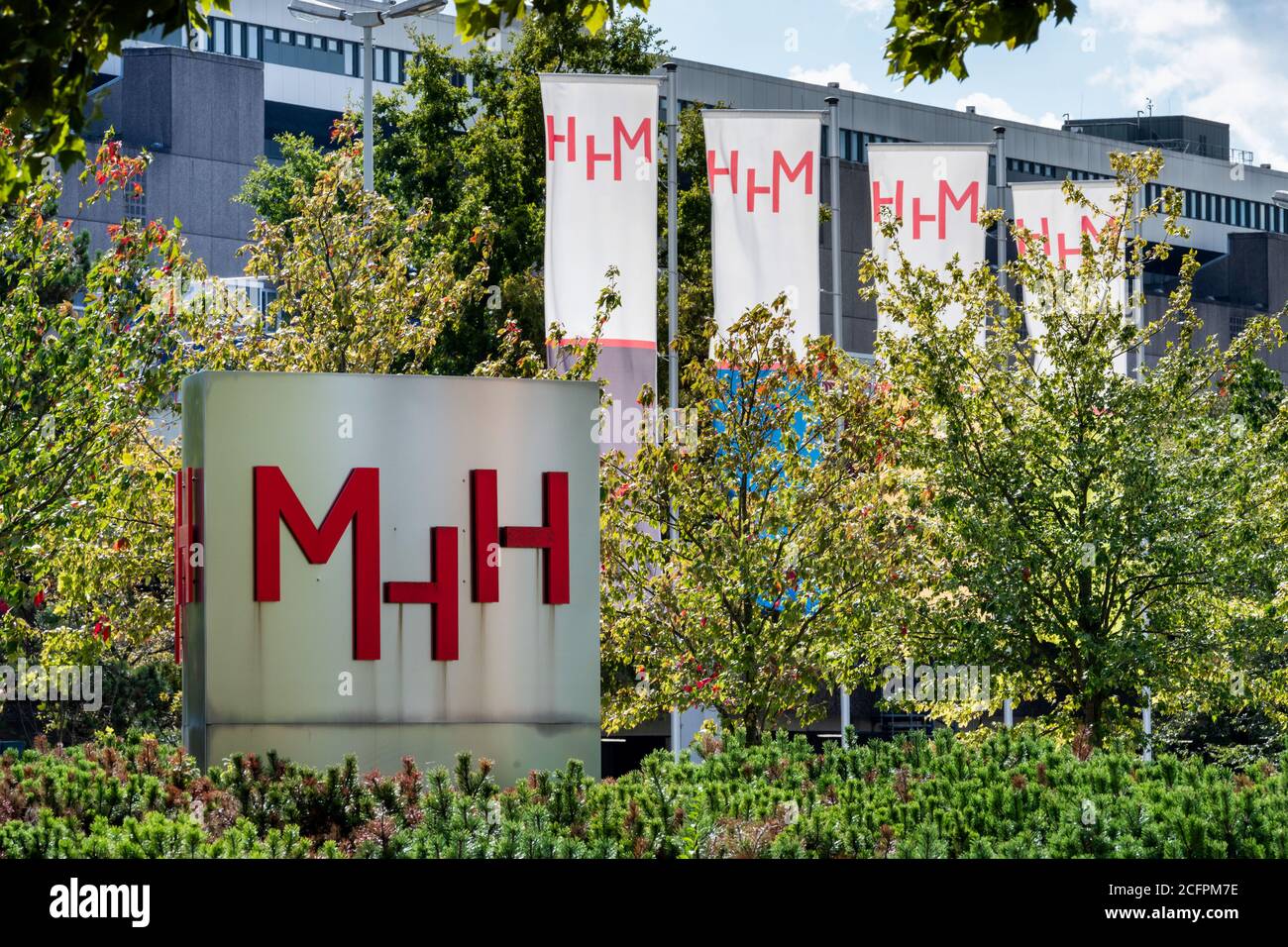 Hannover, 6. September 2020: MHH Medizinische Universität Hannover, Flaggen mit dem MHH-Logo am Haupteingang. --- Hannover, 06.09.2020: MHH Medizinische Hochschule Hannover, Fahnen mit dem Logo der MHH an der zentralen Zufahrt. Stockfoto