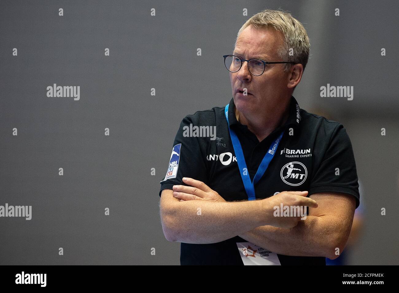 Kassel, Deutschland. September 2020. Handball: EHF European League, MT Melsungen - Bjerringbro-Silkeborg HB, Qualifikation, 1. Runde, Rückspiele in der Rothenbach Hall. Melsungen-Coach Gudmundur Gudmundsson steht am Rande. Quelle: Swen Pförtner/dpa/Alamy Live News Stockfoto