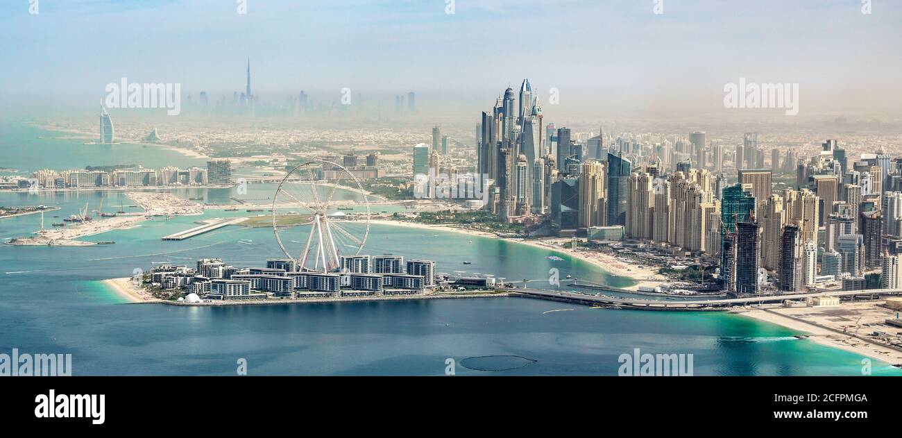 Panoramablick auf das Luftbild von Dubai Marina Skyline mit Dubai Eye Riesenrad, Vereinigte Arabische Emirate Stockfoto