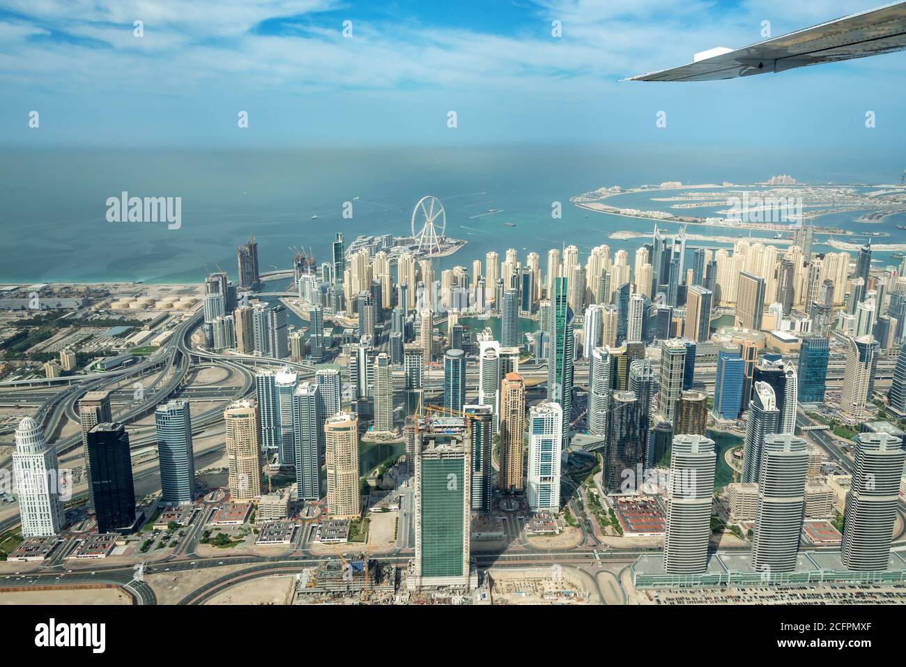 Luftaufnahme von Dubai Marina Skyline mit Dubai Eye Riesenrad, Vereinigte Arabische Emirate Stockfoto