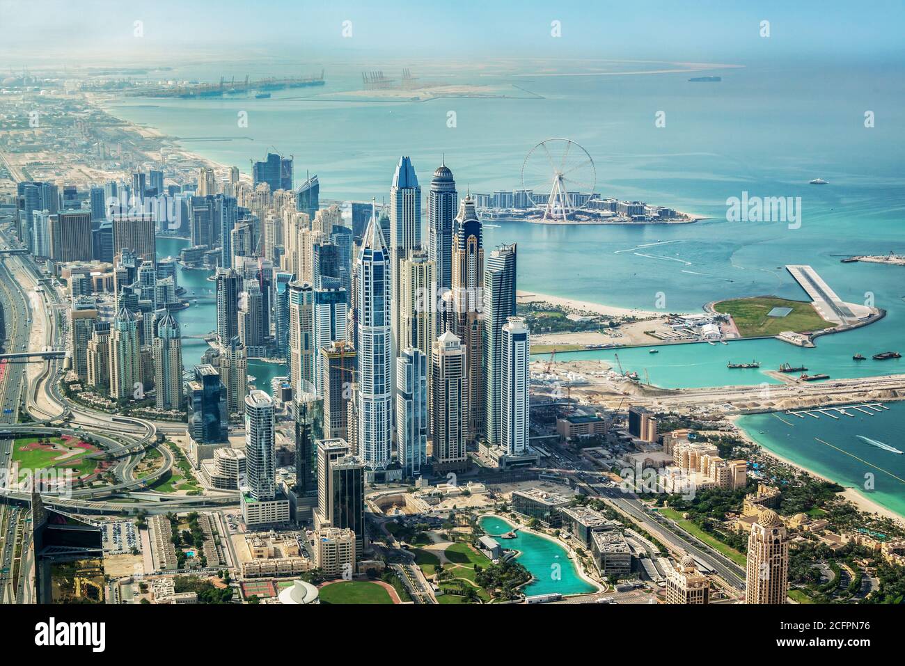 Luftaufnahme von Dubai Marina Skyline mit Dubai Eye Riesenrad, Vereinigte Arabische Emirate Stockfoto