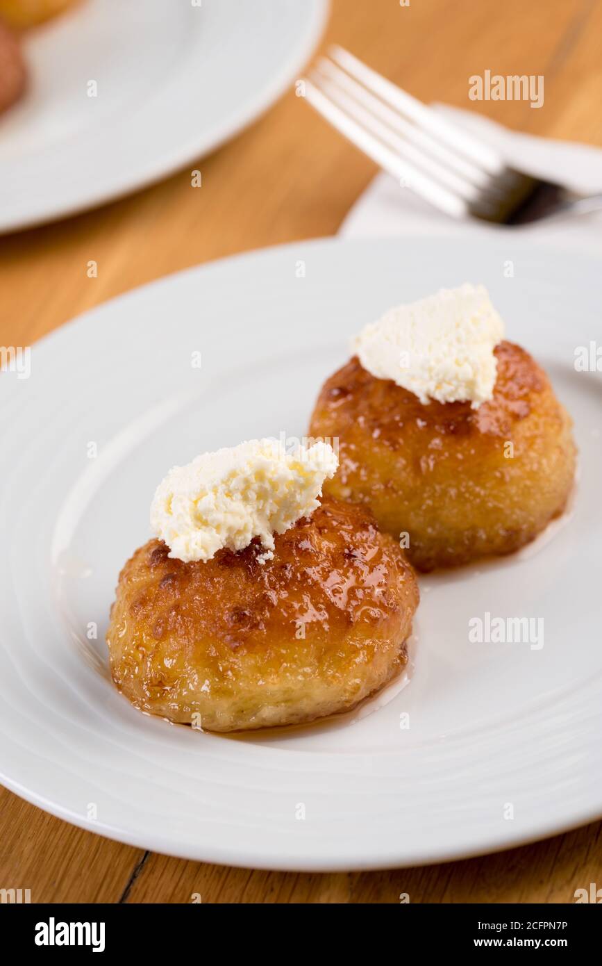 Türkisches Dessert Kemalpasa / Sekerpare mit Milchcreme Stockfoto