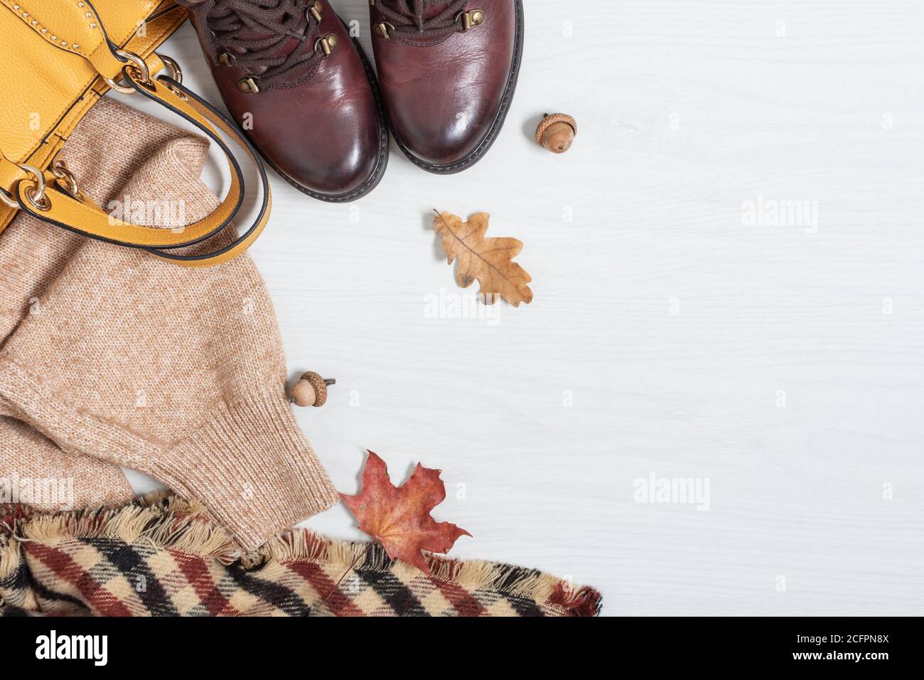 Set von Komfort weibliche warme Kleidung für Herbst Ansicht von oben auf weißem Holzhintergrund. Herbst Mode Kleidung flach Lay. Stockfoto