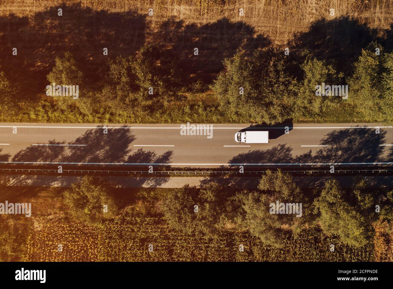 Draufsicht auf LKW auf der Straße, Luftaufnahme von Drohne pov Stockfoto