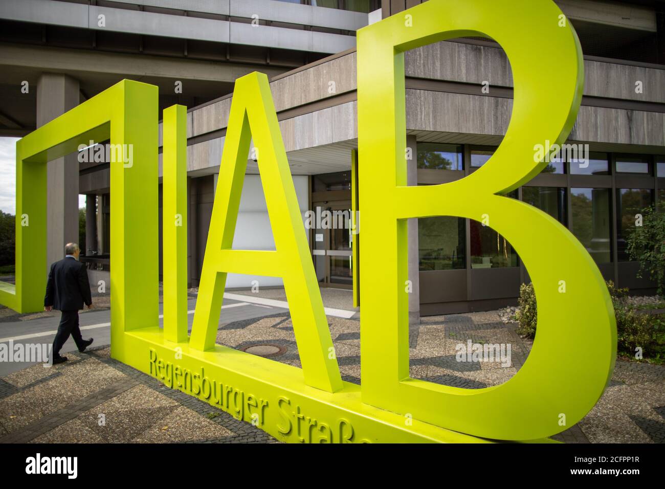 Nürnberg, Deutschland. September 2020. Das Logo des Instituts für Arbeitsmarkt- und Berufsforschung der Bundesagentur für Arbeit, IAB, steht vor dem Gebäude der Behörde. Das Institut wurde 1967 als Forschungseinrichtung der damaligen Bundesagentur für Arbeit gegründet und ist seit 2004 eine Sonderabteilung der Bundesagentur für Arbeit. Quelle: Daniel Karmann/dpa/Alamy Live News Stockfoto