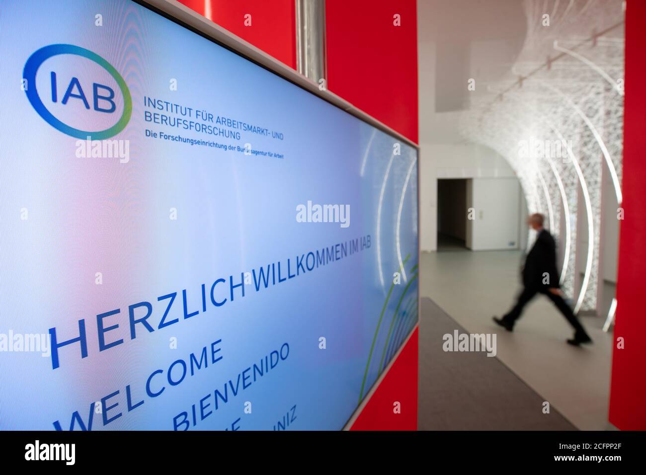 Nürnberg, Deutschland. September 2020. Der Eingangsbereich zum Institut für Arbeitsmarkt- und Berufsforschung der Bundesagentur für Arbeit IAB. Das Institut wurde 1967 als Forschungseinrichtung der damaligen Bundesagentur für Arbeit gegründet und ist seit 2004 eine Sonderabteilung der Bundesagentur für Arbeit. Quelle: Daniel Karmann/dpa/Alamy Live News Stockfoto