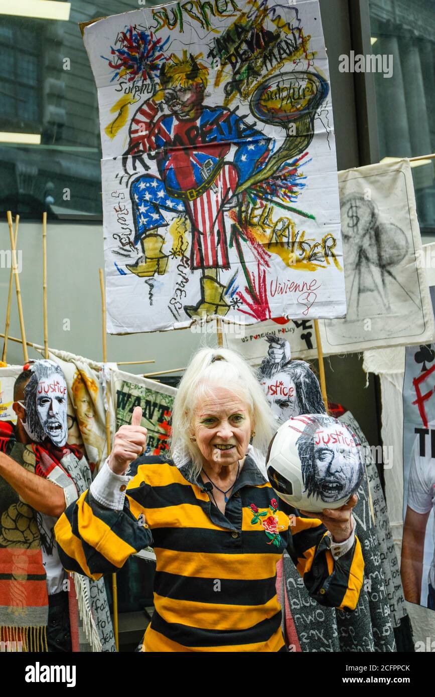 London, Großbritannien. September 2020. Dame Vivienne Westwood (C) schließt sich den Unterstützern von Wikileaks-Gründer Julian Assange bei einem Protest vor dem Old Bailey an, da seine Auslieferungsverhandlung, die voraussichtlich für die nächsten drei oder vier Wochen andauern wird, wieder aufgenommen wird, nachdem sie wegen der Sperre des Coronavirus-Pandemievirus verschoben wurde. Julian Assange wird in den USA gesucht, weil er angeblich 2010 mit dem Geheimdienstanalytiker Chelsea Manning verschworen hat, um militärische Geheimnisse aufzudecken. Kredit: Stephen Chung / Alamy Live Nachrichten Stockfoto