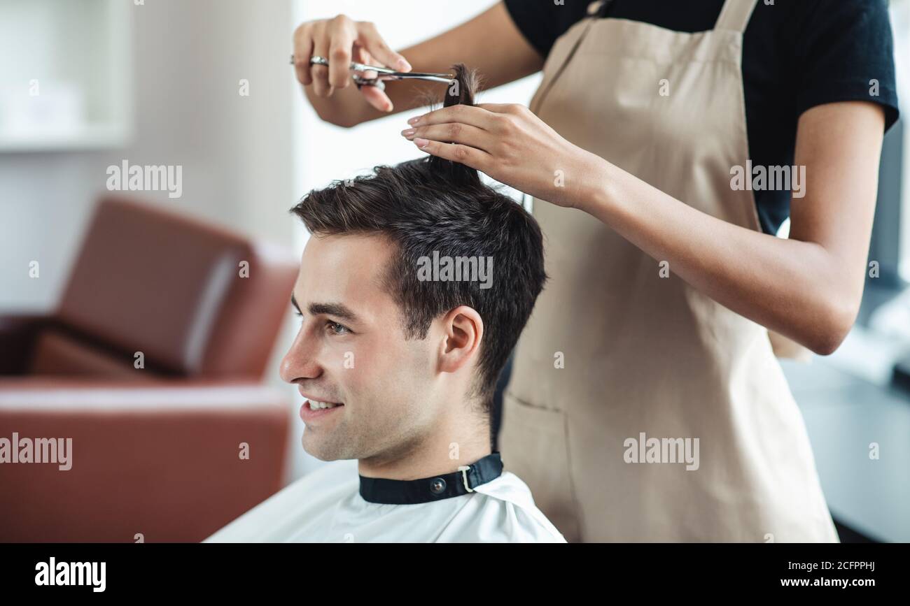 Nahaufnahme von jungen Mann immer Frisur im Schönheitssalon Stockfoto