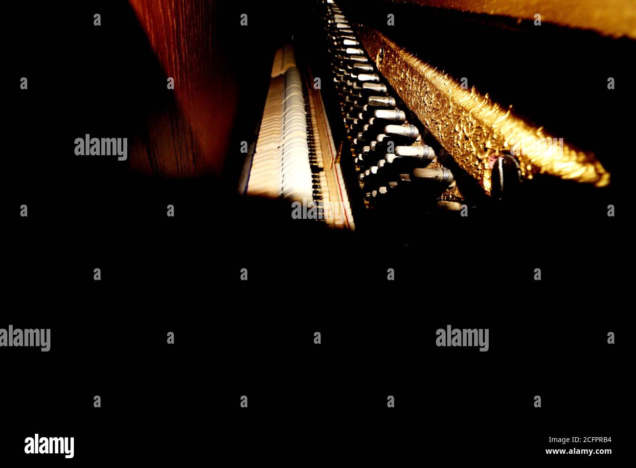 Akustisches Klavier von innen - Nahaufnahme Stockfoto