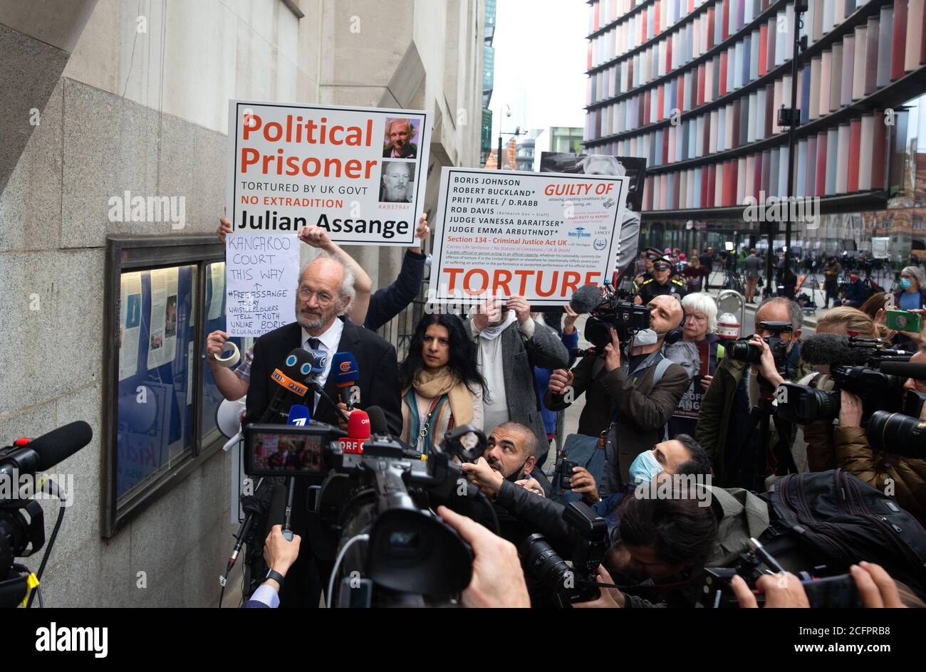 London, Großbritannien. September 2020. John Shipton, Julian Assanges Vater, spricht außerhalb des Old Bailey. Unterstützer des WikiLeaks-Gründers Julian Assange versammeln sich vor dem Old Bailey, während das Gericht Auslieferungsverfahren gegen ihn hört. Quelle: Tommy London/Alamy Live News Stockfoto