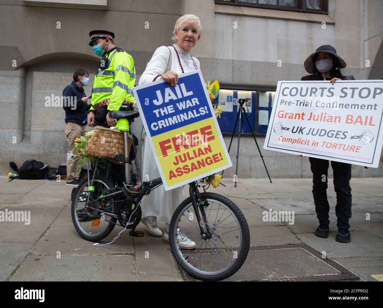 London, Großbritannien. September 2020. Unterstützer des WikiLeaks-Gründers Julian Assange versammeln sich vor dem Old Bailey, während das Gericht Auslieferungsverfahren gegen ihn hört. Quelle: Tommy London/Alamy Live News Stockfoto