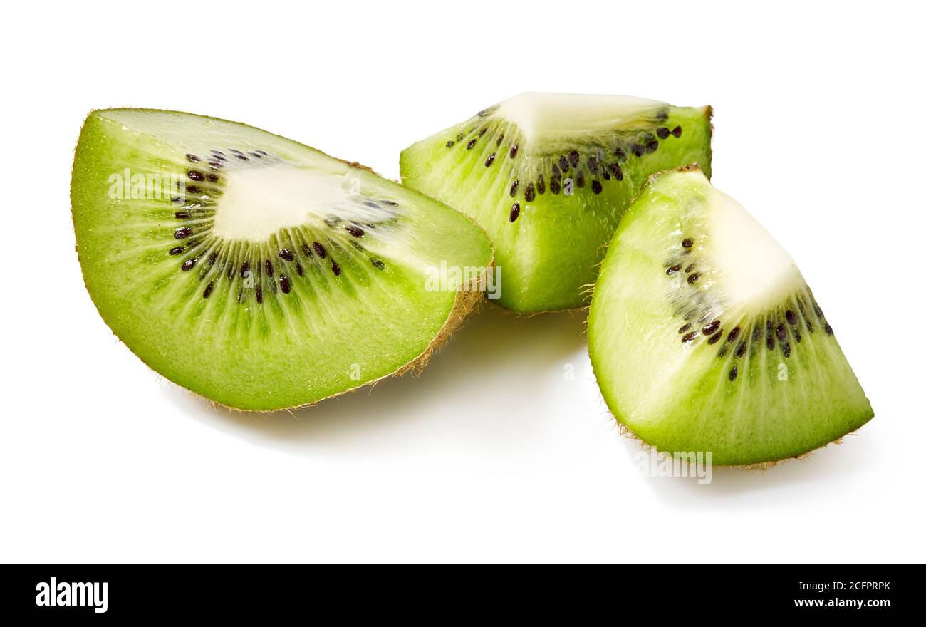 In Scheiben geschnittene Kiwis auf weißem Hintergrund. Stockfoto