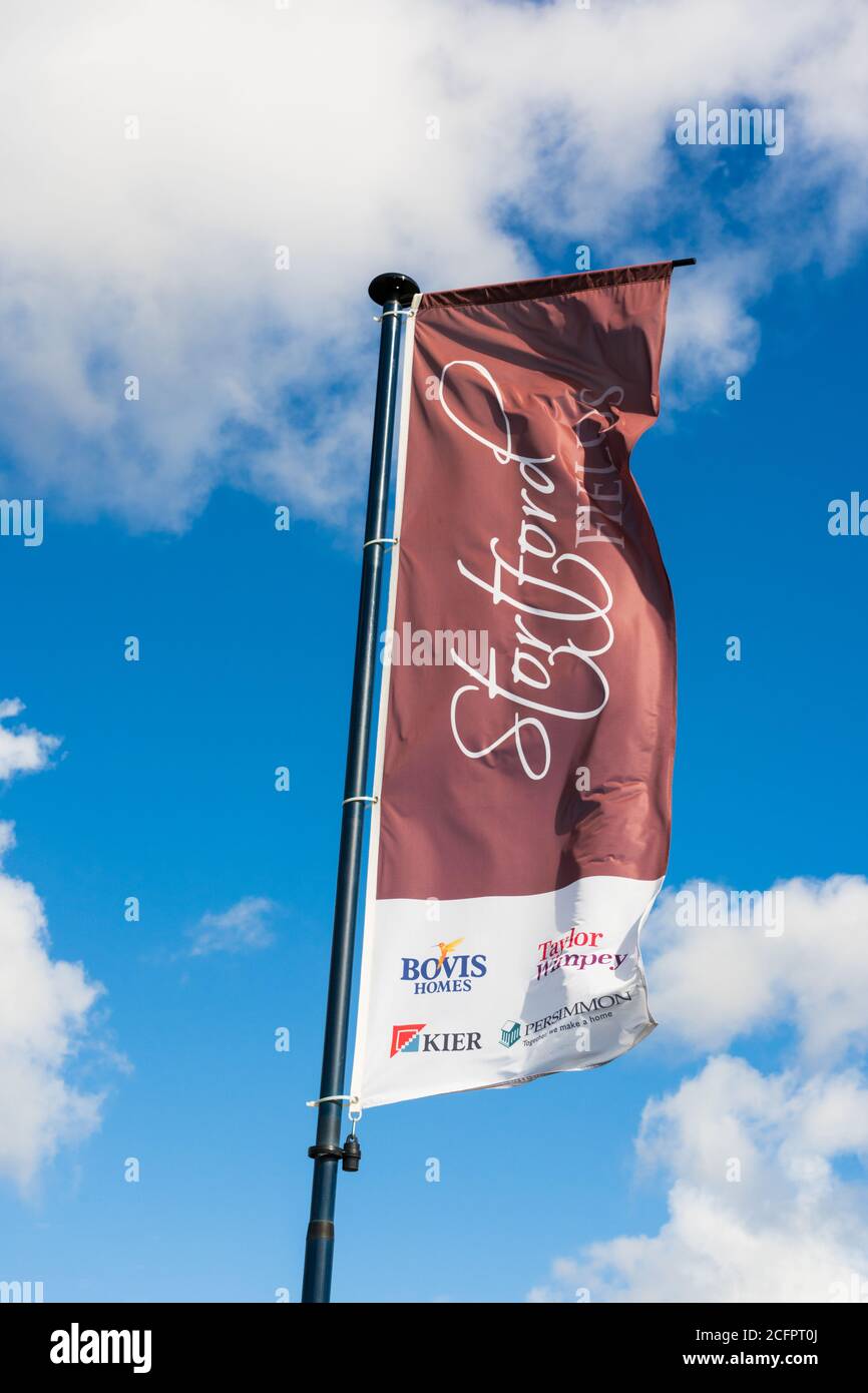 Stortford Fields, Bishop's Stortford, Hertfordshire. VEREINIGTES KÖNIGREICH. September 2020. Display-Flagge auf einem Pol Förderung der neuen Stortford Fields Wohnsiedlung. Stockfoto