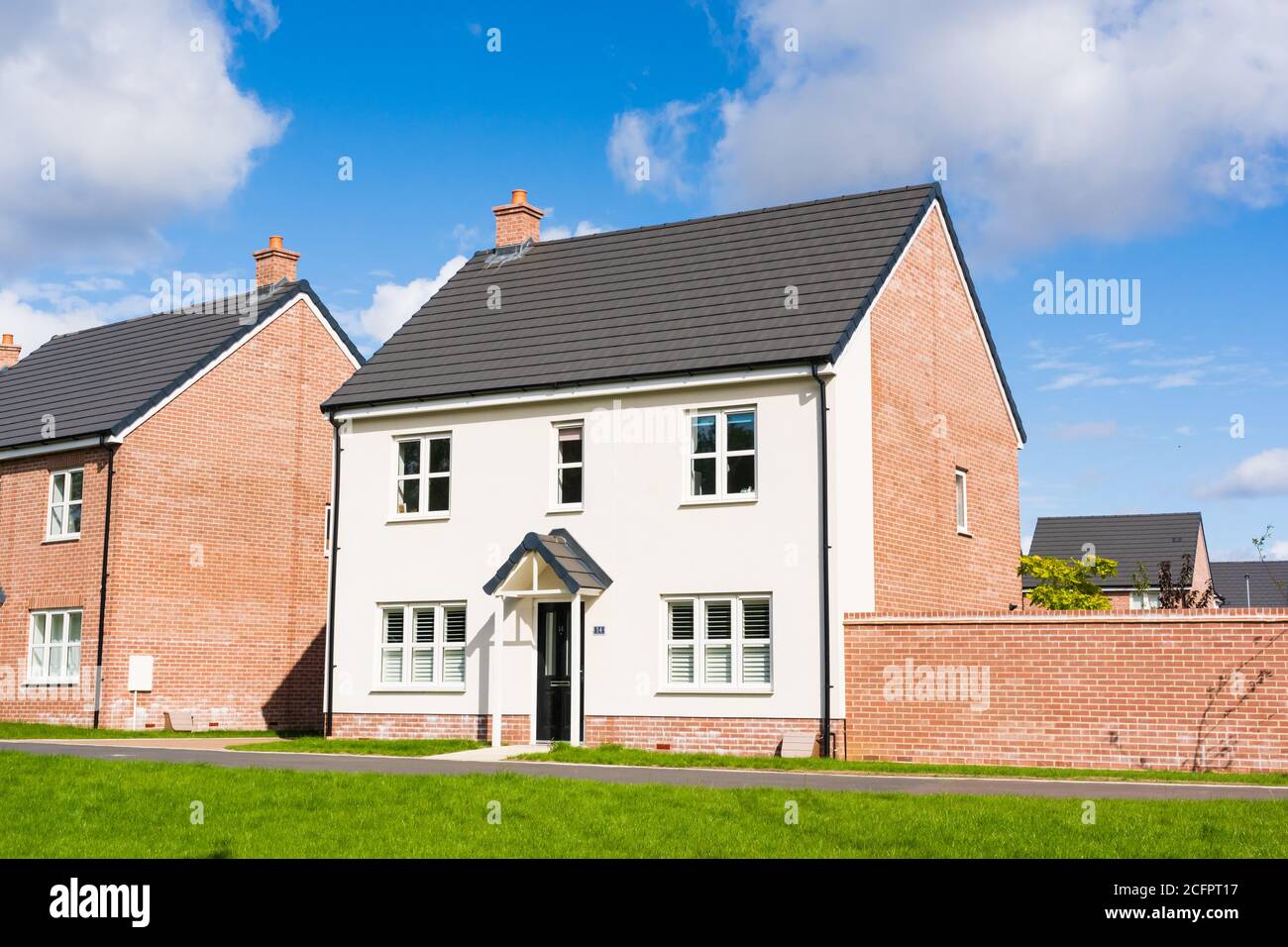 Neubau freistehende Häuser in der neuen Stortford Fields Wohnsiedlung in Bishop's Stortford, Hertfordshire. VEREINIGTES KÖNIGREICH Stockfoto