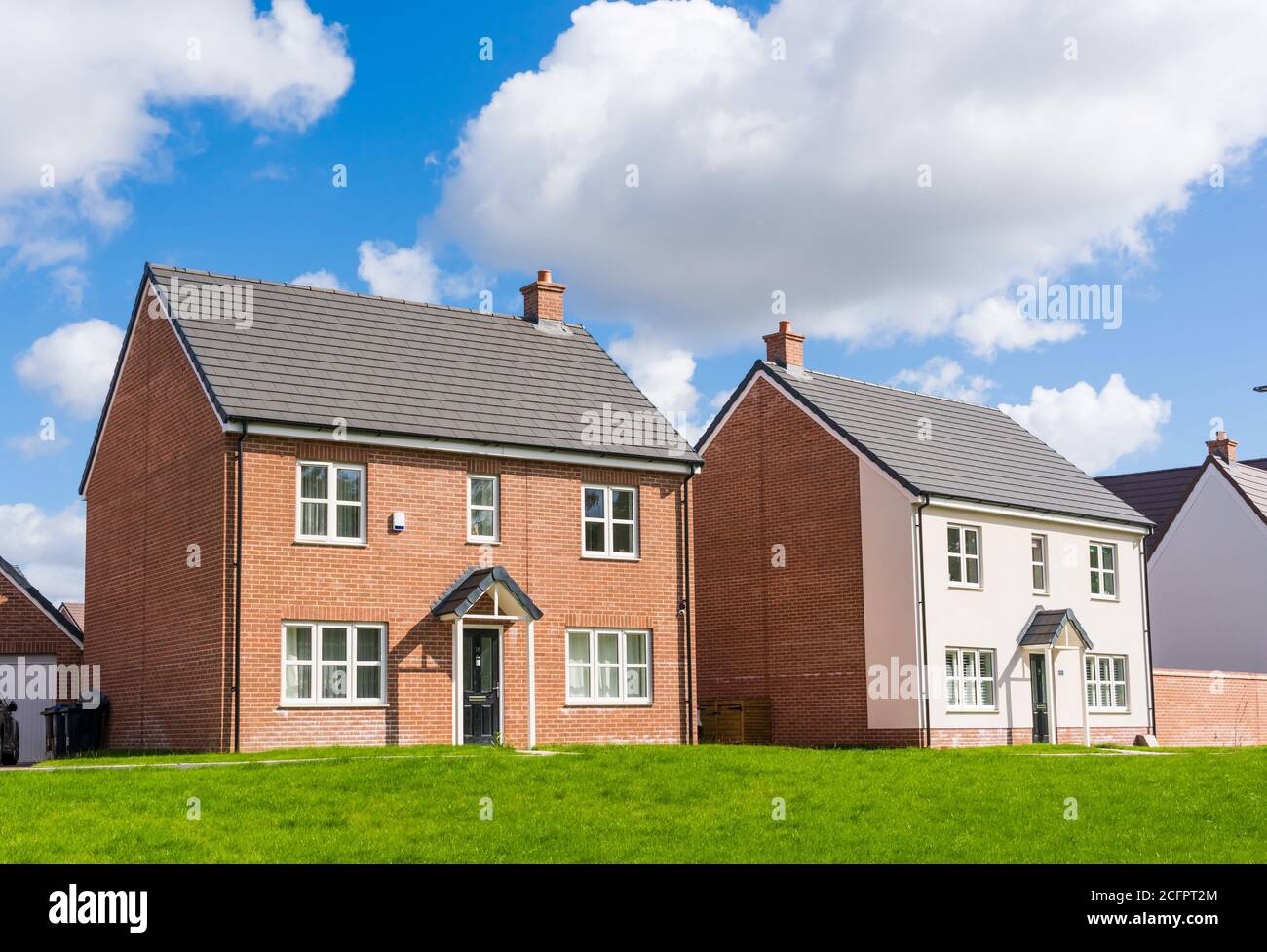 Neubau freistehende Häuser in der neuen Stortford Fields Wohnsiedlung in Bishop's Stortford, Hertfordshire. VEREINIGTES KÖNIGREICH Stockfoto