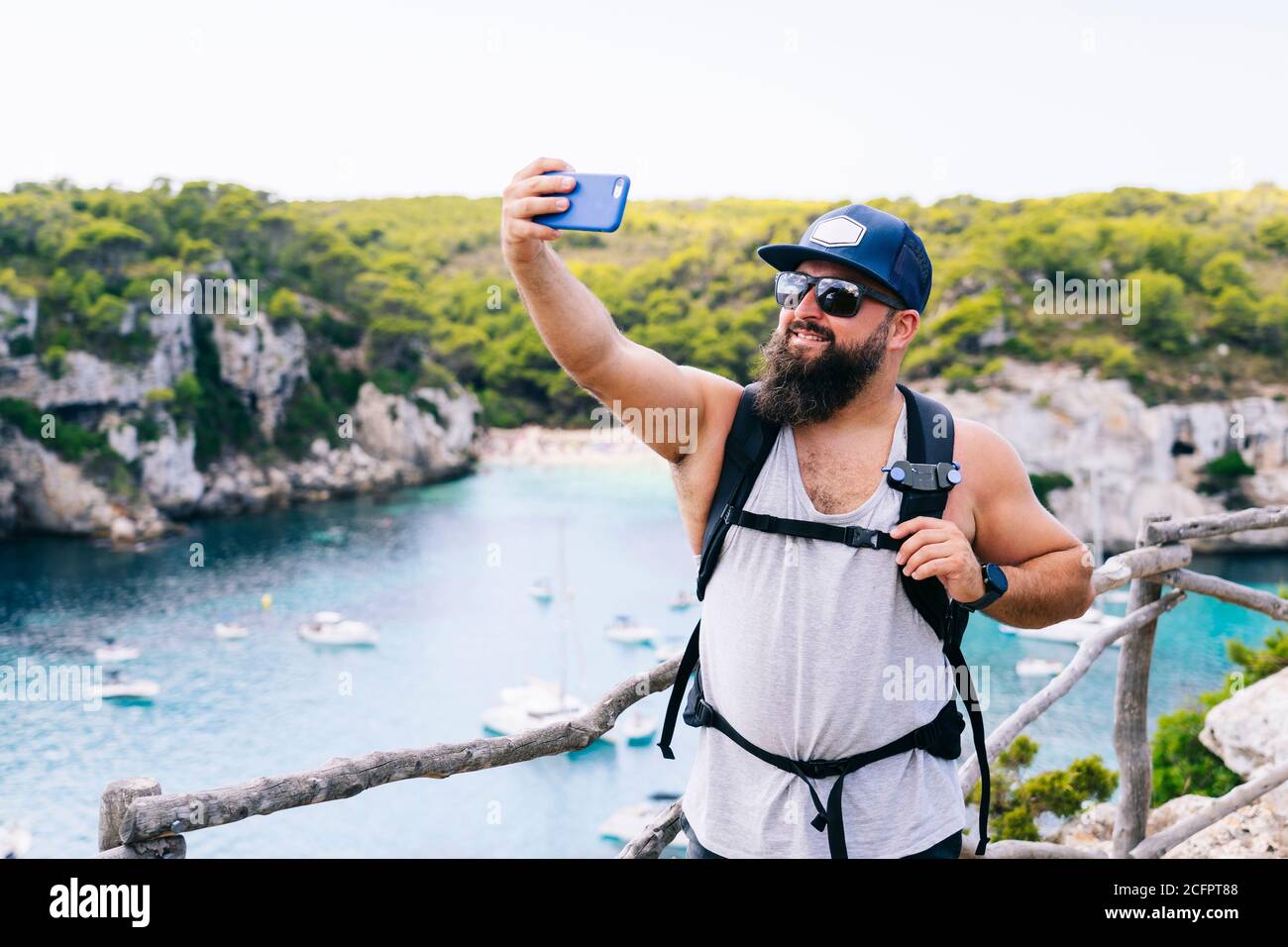 Tourist Mann mit Blick auf einen schönen Strand. Macarella Strand, Menorca Stockfoto